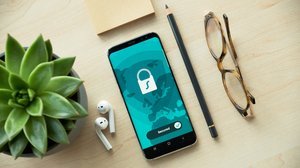 Un smartphone avec un logo de cadena posé sur une table.