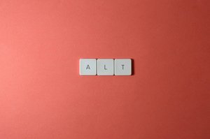 Fond rouge avec 3 lettres A L T dans un style touche de clavier