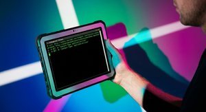 Un terminal avec une commande curl en cours d'exécution.