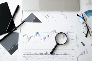 Tableau de bord avec des graphiques et des documents