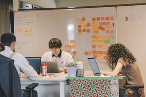 Une équipe travaillant dans un bureau.