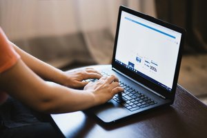Une personne en train de taper sur le clavier d'un ordinateur portable