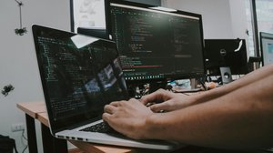 Une personne saisit des informations sur un ordinateur portable, illustrant un moment de productivité