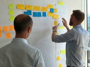 Post-it de user stories sur un tableau agile, avec un point d'interrogation au centre