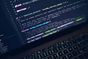 Un ordinateur portable montrant des lignes de code