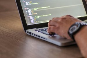 Une personne en train de taper sur le clavier d'un ordinateur portable