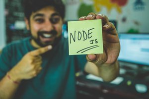 Homme montrant un post-it avec sur lequel il est écrit Node.js