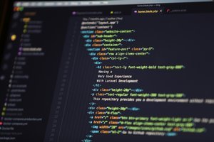 Une personne en train de taper sur le clavier d'un ordinateur portable