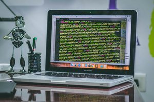 Un ordinateur portable affichant du code sur l'écran.
