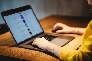Une personne en train de taper sur un ordinateur portable