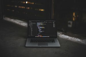 Ordinateur portable affichant du code JavaScript